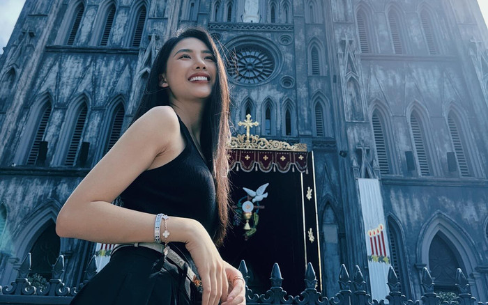 Bùi Quỳnh Hoa diện cây đồ hiệu hơn cả tỷ xuống phố Ảnh 2