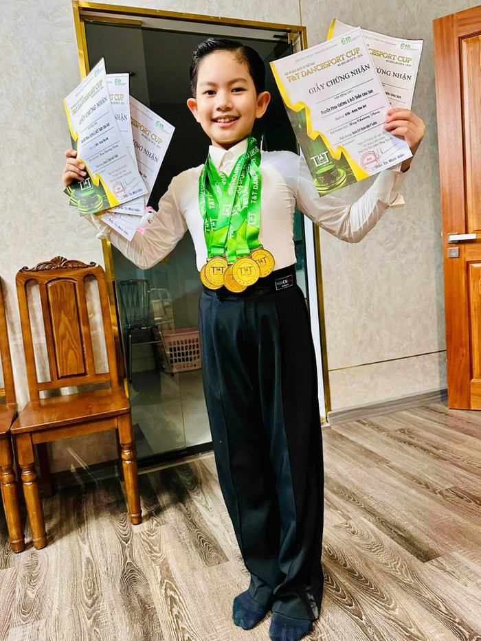 Phan Hiển khoe thành tích khi thi đấu nhưng vẫn còn kém so với con trai.