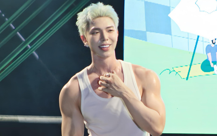 ERIK khiến fan 'nghẹt thở' vì ngày càng vạm vỡ Ảnh 2