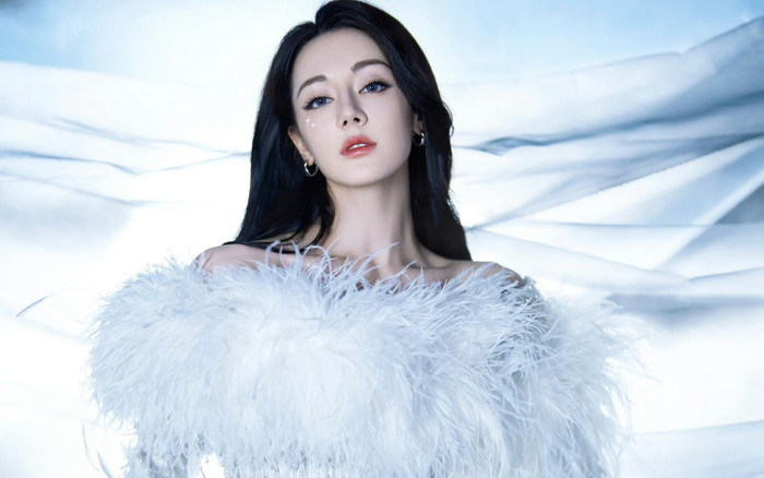 Địch Lệ Nhiệt Ba thông báo tin vui ở tuổi 32 Ảnh 2