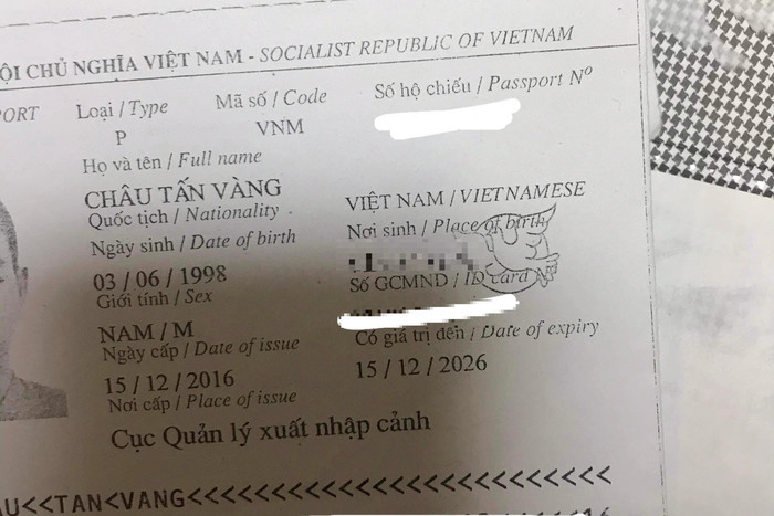 Thẻ hộ chiếu rõ tên của Vàng.