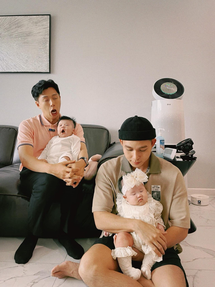 Cặp song sinh nhà Sam khiến nhiều khán giả xuýt xoa vì quá đỗi đáng yêu, bụ bẫm.