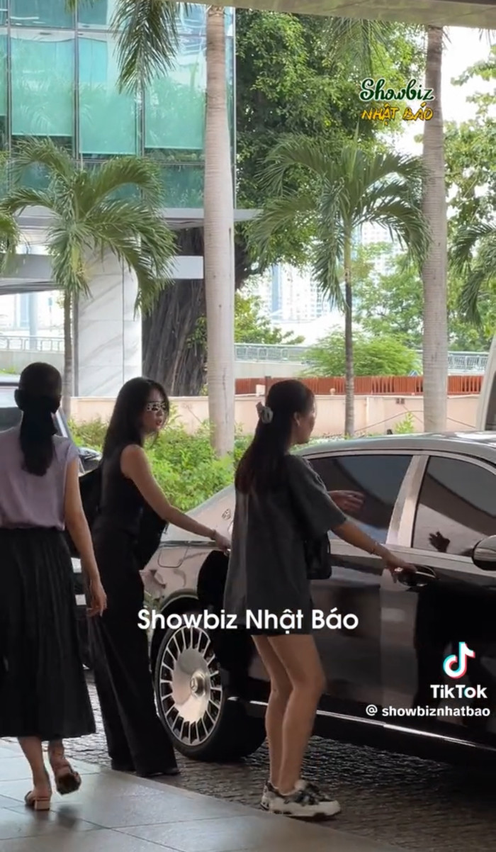 Cô nàng không phải là khách mời hay thí sinh tham gia cuộc thi nên rời đi sau khi kết thúc công việc. (Ảnh chụp màn hình TikTok Showbiz Nhật Báo).