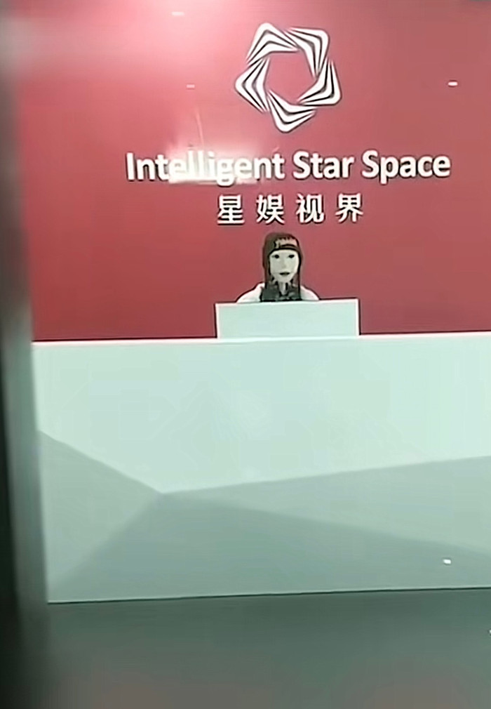 Nữ lễ tân khiến anh shipper bất động suýt ngất.