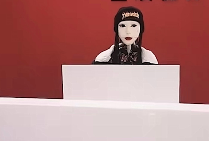 Phong cách make up và phong thái lạ đời của robot khiến cộng đồng mạng bật cười.