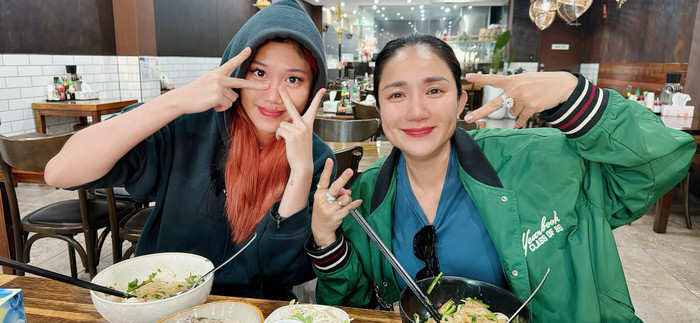 Cát Tường hào hứng chụp ảnh bên cạnh con gái Cát An. Khi sắp xếp công việc ổn thoả, cô thường chủ động sang Úc để hỏi thăm, gặp gỡ ái nữ đi du học xa nhà. Ảnh: FBNV