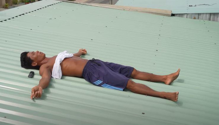 Anh phơi nắng nhưng không hề thấy tổn hại sức khỏe