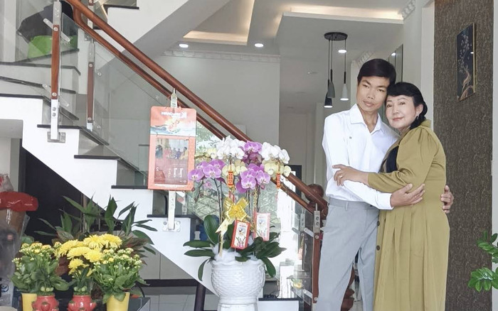 Người phụ nữ Sài Gòn 61 tuổi cưới chồng trẻ kém 20 tuổi bị gia đình phản đối, bạn bè chế giễu Ảnh 2