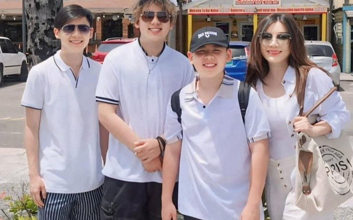 Vợ cũ Bằng Kiều đưa các con du lịch tận hưởng kì nghỉ hè, diện mạo 3 quý tử gây chú ý Ảnh 2