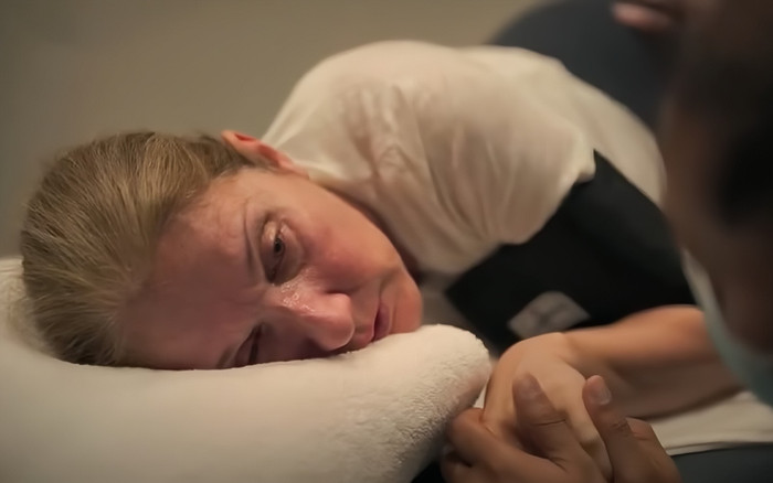 Nhói lòng hình ảnh nữ danh ca nổi tiếng đau đớn, co giật trên giường bệnh Ảnh 2