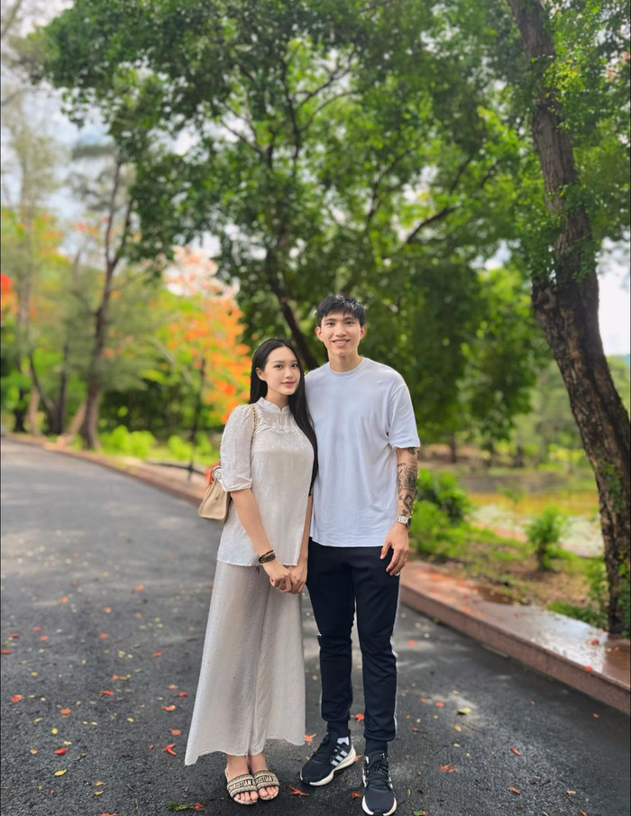 Đoàn Văn Hậu ngọt ngào bên cạnh bà xã Doãn Hải My. Ảnh FBNV