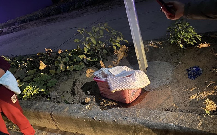 Bé gái 1 ngày tuổi bị bỏ rơi ở ven đường, dây rốn còn chưa cắt hết Ảnh 2