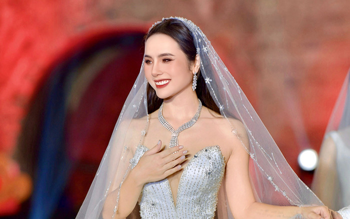 Hoa khôi Hà Nội làm vedette cho bộ sưu tập của nhà thiết kế nổi tiếng Thái Lan Ảnh 2