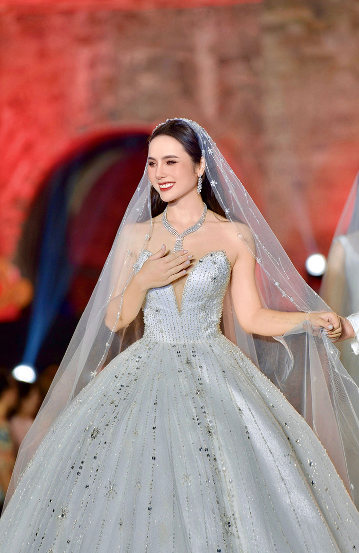 Cô nàng được tin tưởng giao vị trí vedette. 