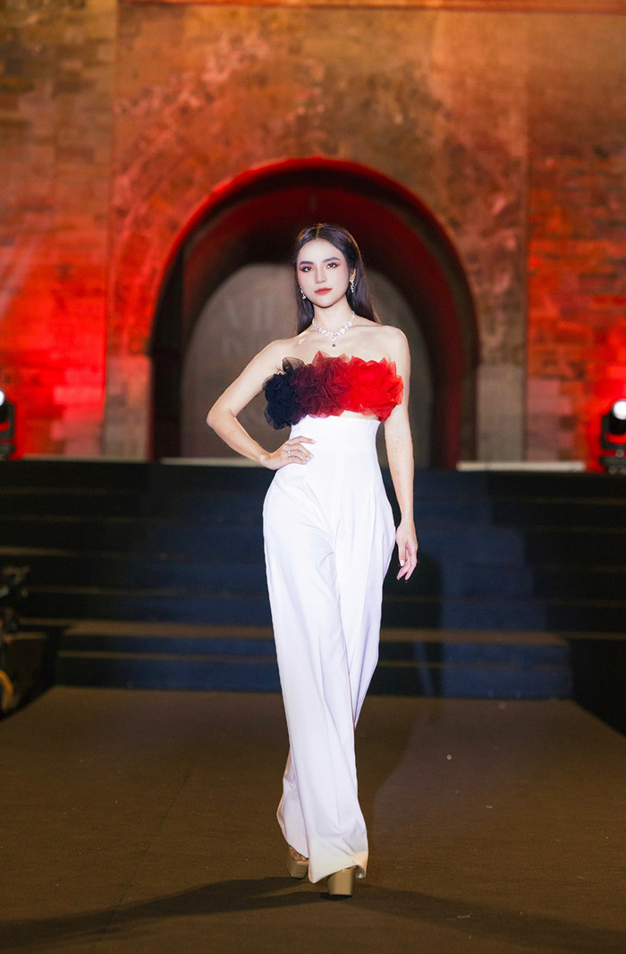 Trà My trong trang phục của nhà thiết kế Khang Trịnh.