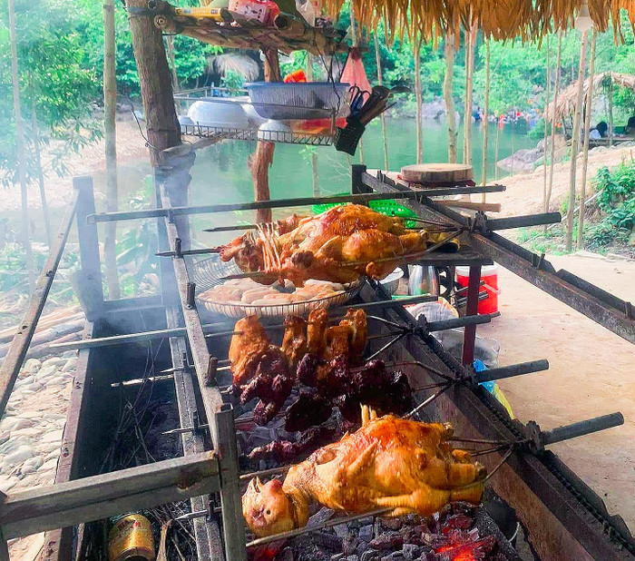 Nơi đây còn phục vụ đồ ăn, đồ uống, rất tiện lợi cho du khách đến vui chơi