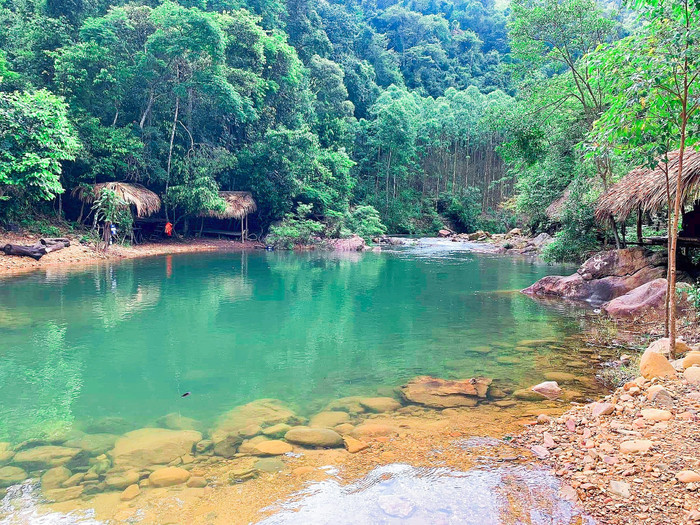 Nước trong xanh màu ngọc bích