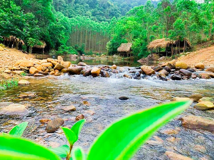 Những phiến đá lớn ở dòng suối Ông Trận