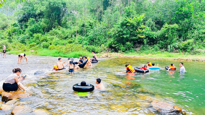 Con suối mát lạnh ở Bắc Giang kéo khách đổ về giải nhiệt mùa hè Ảnh 6