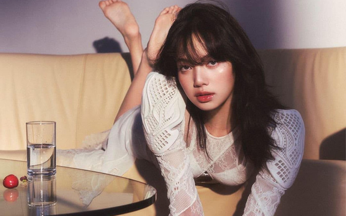 Lisa khiến fan xôn xao vì động thái lạ: Chuyện gì đây? Ảnh 2