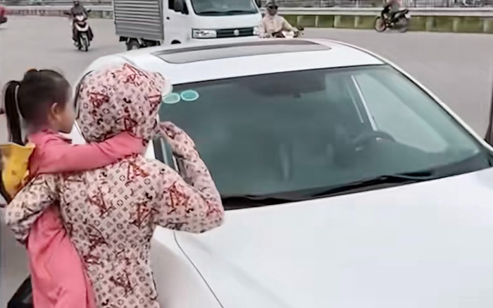 Đang đi giao hàng, đôi vợ chồng mừng rỡ nhận ra chiếc xe hơi bị mất từ 1 năm trước Ảnh 2