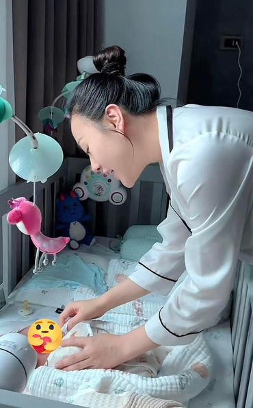 Giữa tháng 5, nữ diễn viên đã hạ sinh cặp sinh đôi đầu lòng bằng phương pháp IVF (thụ tinh trong ống nghiệm).