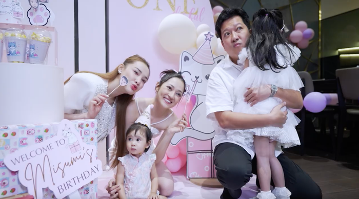 Nhóc tỳ nhà Trường Giang vẫn còn khá e dè, ngại ngùng trước ống kính. 