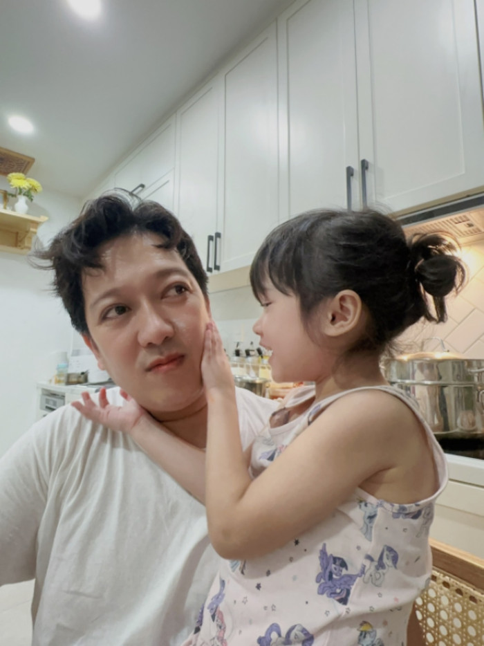 Trường Giang hết mực cưng chiều, chăm sóc con gái. Về phần mình, bé Destiny rất quấn quýt bên cạnh ba, khiến Nhã Phương nhiều lần phải 'than thở' vì bị ra rìa. 