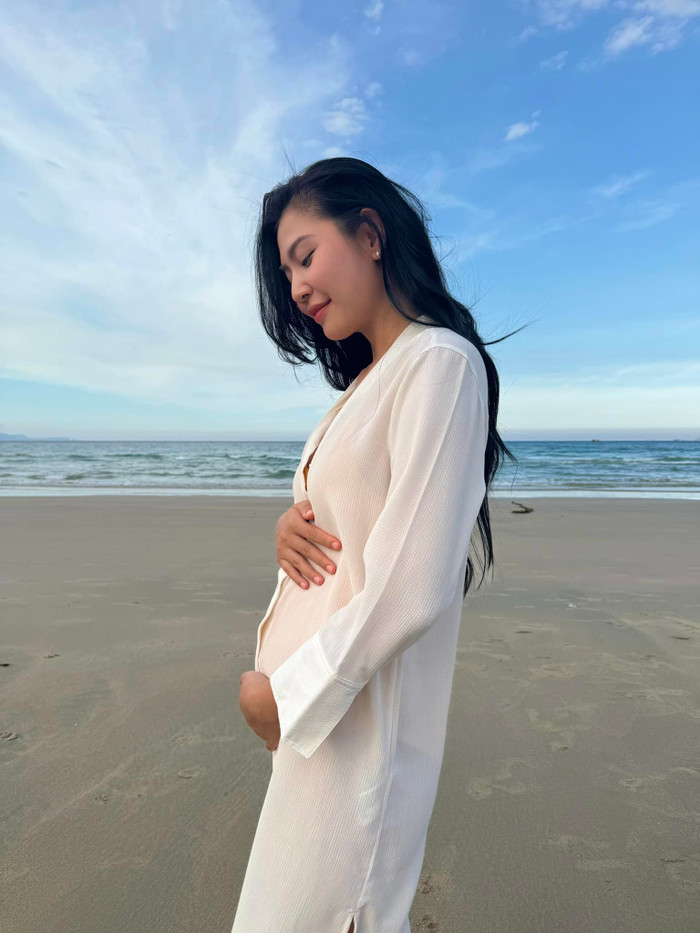 Chúng Huyền Thanh để lộ vòng 2 lùm lùm, động tác đặt tay lên bụng khiến nhiều người nghi vấn cô có 'tin vui' lần 3. 