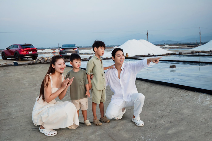 Tổ ấm hạnh phúc của Chúng Huyền Thanh và Jay Quân bên cạnh 2 con. 