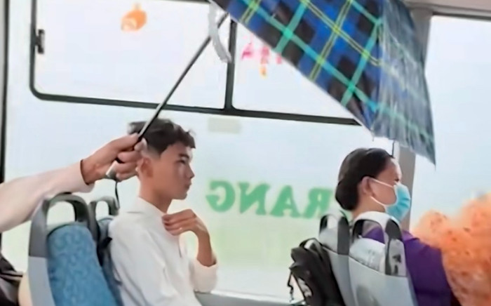 Ngồi xe đò về quê, đoàn khách ướt mưa như chuột lột với tình huống dở khóc dở cười Ảnh 2