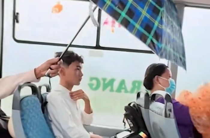 Ngồi xe đò về quê, đoàn khách ướt mưa như chuột lột với tình huống dở khóc dở cười Ảnh 2