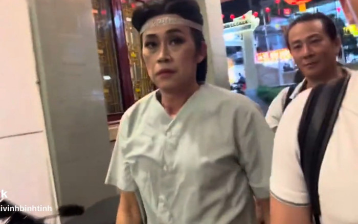 NS Hoài Linh tỏ thái độ khi bị khán giả dí điện thoại vào mặt Ảnh 2