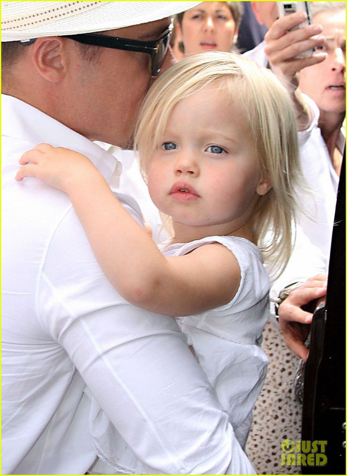 Nam diễn viên thích có con gái nên đã rất cưng Shiloh khi cô bé chào đời.