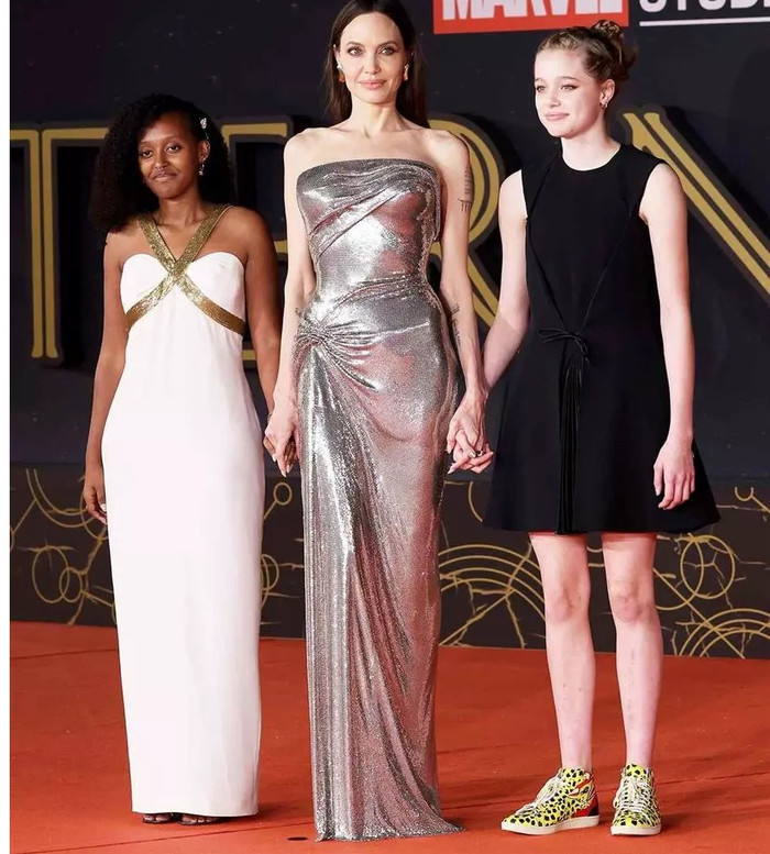 Con gái lớn của nam diễn viên tự bỏ tiền thuê luật sư hỗ trợ để từ bỏ theo họ của bố.