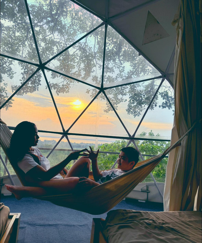 Cô cũng chia sẻ khoảnh khắc vui đùa cùng con riêng của bạn trai.