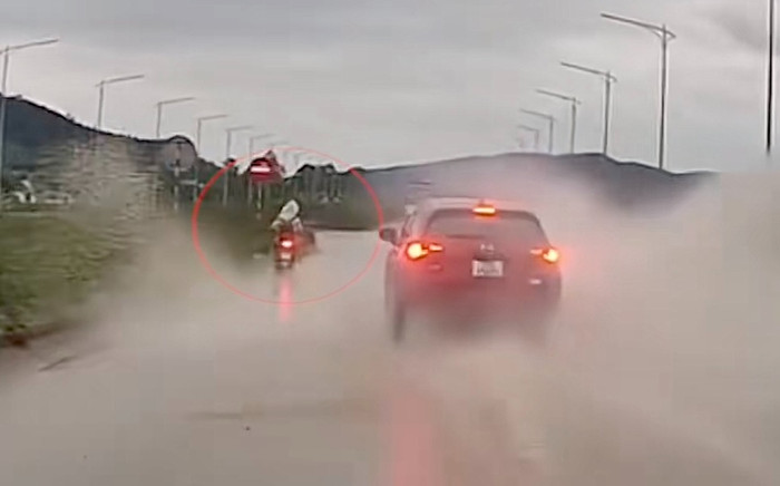 Chạy xe qua vũng nước mưa, tài xế nhấn ga khiến 2 nữ sinh nhận kết đắng Ảnh 2