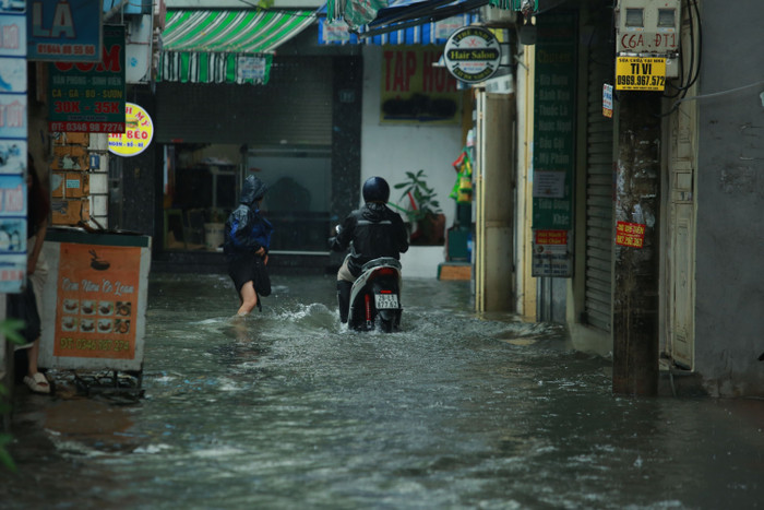 Nhiều nơi ngập sâu hơn 50cm, gần hết bánh xe máy.