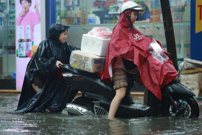 Mưa lớn cũng làm ngập nhiều tuyến phố, có đoạn đường nước ngập dâng cao khiến nhiều xe chết máy, xảy ra va chạm do đường trơn trượt.