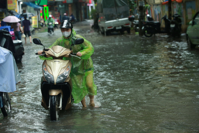 Xe cộ chết máy hàng loạt vì đi qua chỗ ngập sâu.