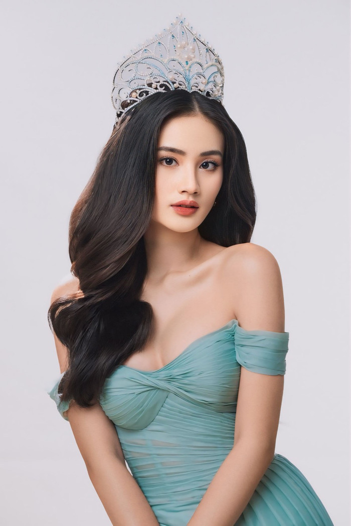 Hoa hậu Ý Nhi sẽ đại diện Việt Nam tham gia Miss World lần thứ 72. Dù đang du học ở Úc, thế nhưng nàng hậu vẫn tích cực trau dồi kĩ năng catwalk và khả năng ứng xử để chuẩn bị chinh chiến quốc tế. 