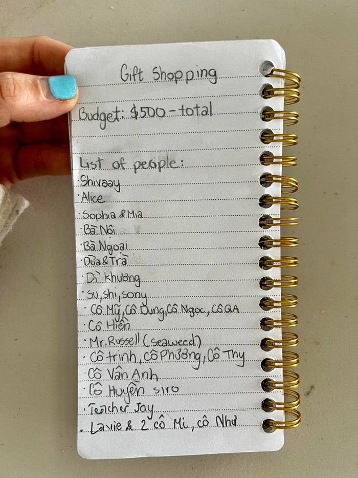 Con gái MC Ốc Thanh Vân lên danh sách cho mẹ mua quà, chuẩn bị trở Việt Nam.