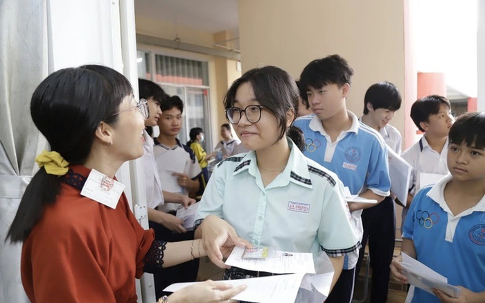 Sáng nay, hơn 98.000 thí sinh TP.HCM bước vào kỳ thi tuyển sinh lớp 10 công lập Ảnh 2