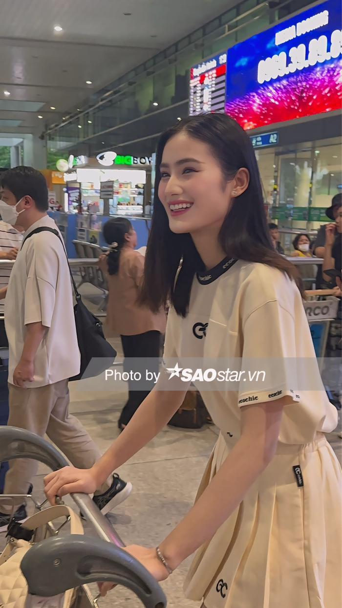 Mới đây, Hoa hậu Ý Nhi chính thức đáp cánh về Việt Nam sau nhiều tháng đi du học tại Úc. Được biết, cô sẽ ở lại Việt Nam hơn một tháng để thăm gia đình và tham gia một số hoạt động giải trí.