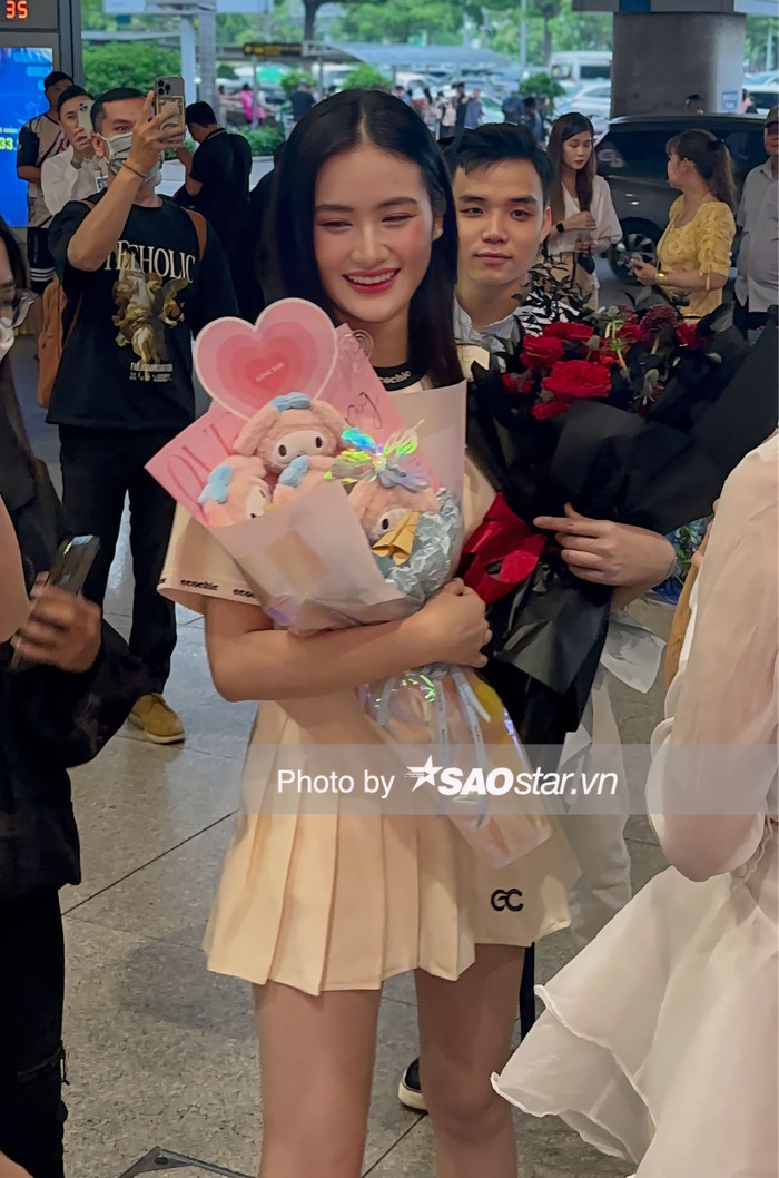 Anh chàng luôn kề cận hỗ trợ cho bạn gái khi cô nhận quá nhiều hoa. Xung quanh cặp đôi, Hoa hậu Bảo Ngọc, Thiên Ân cũng tỏ rõ xúc động chứng kiến đàn em nhận được nhiều yêu thương từ mọi người sau biến cố. 