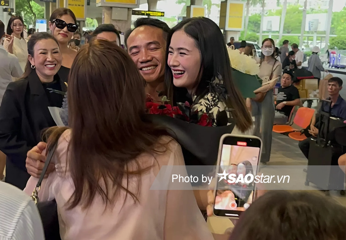 Ngay vừa hoàn thành thủ tục nhập cảnh, Ý Nhi liền vội ôm bạn trai và bố trong ánh mắt bồi hồi. Gần nửa năm, cô mới được gặp lại đấng sinh thành và hai cô em gái của mình. Phía sau, Hoa hậu Thiên Ân và người thân khác của Ý Nhi cũng thể hiện đồng cảm, vui lây cho nàng hậu. 