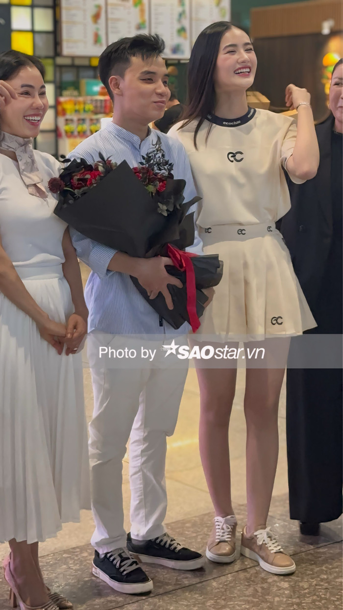 Sau biến cố, Miss World Vietnam 2023 vẫn đồng hành cùng nhau dù cả hai xa cách về mặt địa lý. Ý Nhi từng chia sẻ rằng bạn trai luôn giữ liên lạc với cô, mặc cho trái múi giờ.