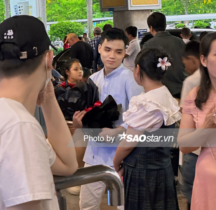 Tại sân bay, bạn trai Ý Nhi - Anh Kiệt có mặt từ sớm để chờ đợi cô nàng trong hơn 1 tiếng đồng hồ. Anh chàng kiên nhẫn ôm chặt bó hoa trong tay để dành tặng cho người yêu sau nhiều ngày xa cách. Phong thái điềm đạm và gương mặt hiền lành của Anh Kiệt nhận được nhiều khen ngợi từ phía công chúng.