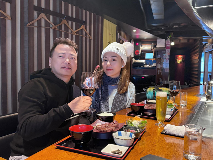 Nhiều người cho rằng, cuộc sống hôn nhân viên mãn bên ông xã doanh nhân Shark Bình cũng là yếu tố giúp Phương Oanh giữ gìn mãi sự trẻ đẹp. Bên dưới các bài viết trên trang cá nhân của cô, người hâm mộ đều bày tỏ sự mong muốn người đẹp sẽ nhanh chóng lấy lại được vóc dáng, chăm lo chu toàn cho gia đình nhỏ và trở lại oanh tạc màn ảnh Việt trong thời gian sớm nhất.