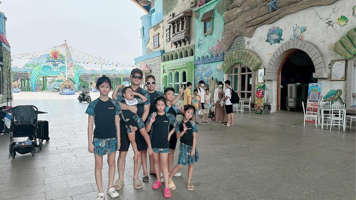 Quách Thành Danh đưa cả gia đình đi chơi công viên nước, diện đồng phục gắn kết.